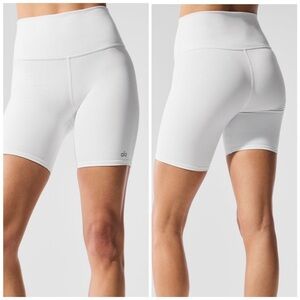 ALO Yoga High-Waist Biker Short in White Sz. Small